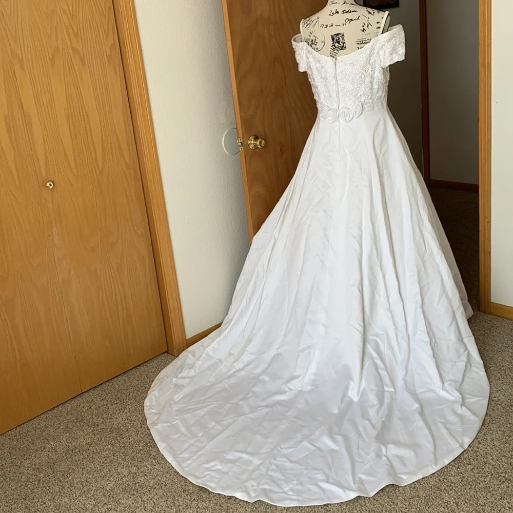 Jim Hjelm wedding dress - Picture 2 of 12